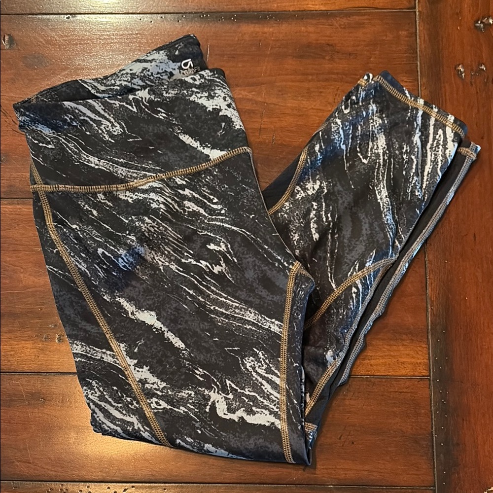 Gap Fit Black and White Marble Leggings Capri Length